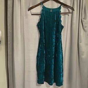 Beautiful little party dress. Love the velvet and cut